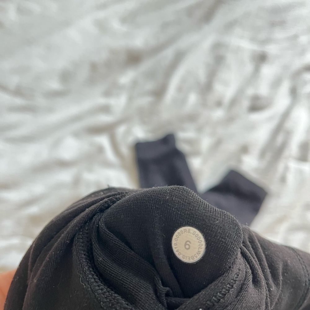 Lululemon Black wunder under leggings size 6 inseam 25”.